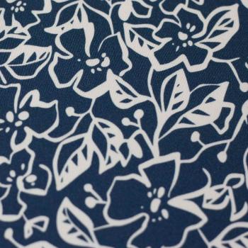 Stretch-Satin Martha, naturweiße Blumen auf petrol